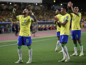 Brazil's forward Neymar (L) celebrates with teammates after scoring a goal during the 2026 FIFA World Cup South American qualifiers football match between Brazil and Bolivia at the Jornalista Edgar Proença 'Mangueirao' stadium, in Belem, state of Para, Brazil, on September 8, 2023. Neymar became Brazil's all-time top scorer on Friday surpassing Pele's record. (Photo by CARL DE SOUZA / AFP)