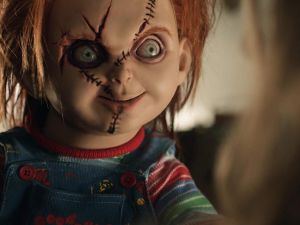 دمية تشاكي، المعروفة ببطولتها في سلسلة أفلام الرعب الشهيرة