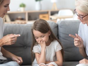 5 أكثر أخطاء تربوية شائعة يرتكبها الوالدين 