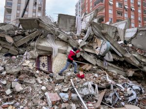 Morocco faces devastating earthquake hundreds dead and many trapped
