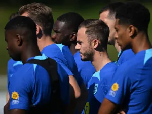 England's forward James Maddison (C) stands with teamamtes at the start of an England football team training session at St George's Park in Burton-Upon-Trent, on September 5, 2023 ahead of their UEFA Euro 2024 Group C qualifier match against Ukraine. (Photo by JUSTIN TALLIS / AFP)