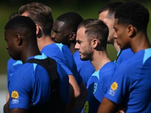 England's forward James Maddison (C) stands with teamamtes at the start of an England football team training session at St George's Park in Burton-Upon-Trent, on September 5, 2023 ahead of their UEFA Euro 2024 Group C qualifier match against Ukraine. (Photo by JUSTIN TALLIS / AFP)