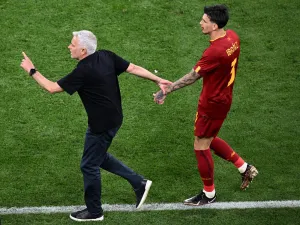AS Roma's Portuguese coach Jose Mourinho (L) reacts to the injury of AS Roma's Brazilian defender Roger Ibanez during the UEFA Europa League final football match between Sevilla FC and AS Roma at the Puskas Arena in Budapest on May 31, 2023. (Photo by Ferenc ISZA / AFP)
