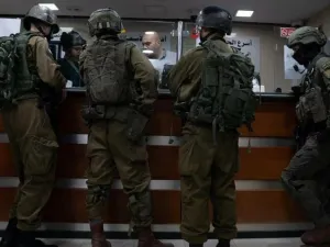  وزير جيش الاحتلال يوآف غالانت يوقع مذكرات بمصادرة ممتلكات صرافين فلسطينيين