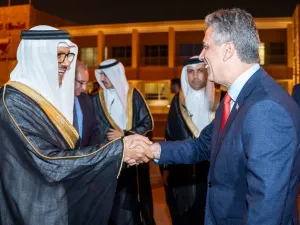وزير الخارجية الإسرائيلي، إيلي كوهين، يصافح نظيره البحريني