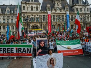 ايران: مقتل رجل امن واحباط تفجير انتحاري في ذكرى مهسا اميني