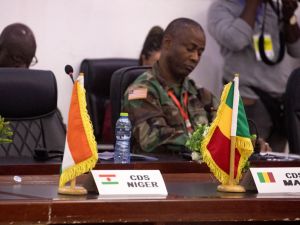 انقلابيو مالي وبوركينا فاسو والنيجر يوقعون اتفاق دفاع مشترك