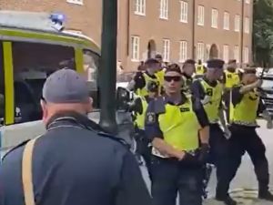 السويد تعتقل متظاهرين حاولا منع موميكا من حرق المصحف مرة جديدة