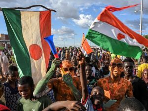 متظاهرون مؤيدون للانقلابيين في النيجر