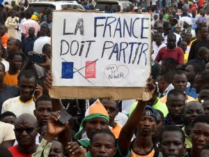 نيجيريون يتظاهرون رفضا للوجود الفرنسي في بلادهم