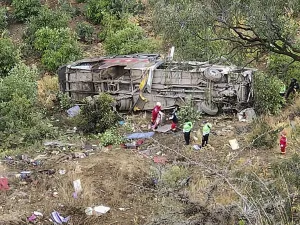 25 قتيلا اثر سقوط حافلة بواد سحيق في البيرو