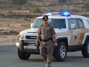 أشخاص يؤدون أدوار رجال الأمن بشكل كوميدي