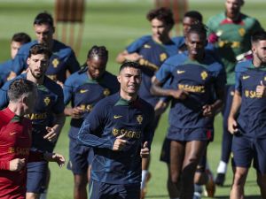 البرتغال تتحدى سلوفاكيا اليوم (Photo by CARLOS COSTA / AFP)