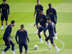 Paris Saint-Germain's French forward #10 Ousmane Dembele takes part in a training session of the Paris Saint-Germain (PSG) L1 football team in Poissy, west of Paris on September 14, 2023. (Photo by JULIEN DE ROSA / AFP)