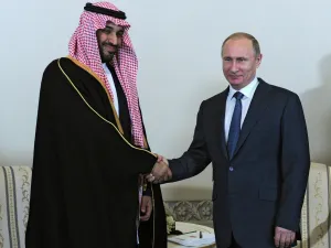 الرئيس الروسي فلاديمير بوتين يصافح ولي العهد السعودي محمد بن سلمان