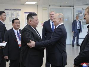 بوتين يصافح نظيره الكوري الشمالي كيم يونغ-أون