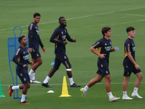 (From L) Real Madrid's Brazilian forward #11 Rodrygo, Real Madrid's English midfielder #5 Jude Bellingham (R) and Real Madrid's German defender #22 Antonio Rudiger attend a training session at Valdebebas Sport City in Madrid on September 16, 2023. (Photo by PIERRE-PHILIPPE MARCOU / AFP)