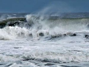 اخلاء فنادق على الشاطىء من النزلاء بعد ارتفاع أمواج البحر