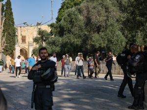 مئات المستوطنين يقتحمون ساحات المسجد الأقصى بحراسة مشددة من قوات الإحتلال