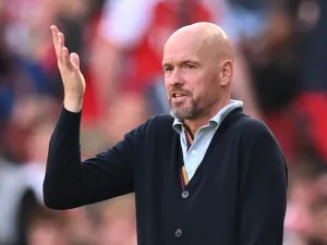 Manchester United's Dutch manager Erik ten Hag gestures on the touchline during the English Premier League football match between Arsenal and Manchester United at the Emirates Stadium in London on September 3, 2023. (Photo by Glyn KIRK / AFP)
