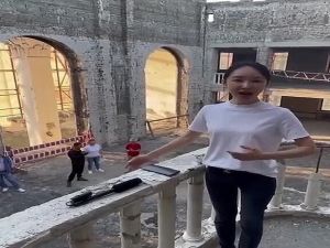 الفنانة الصينية تؤدي أغنية "كاتيوشا" السوفيتية الروسية