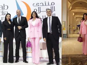 ياسمين صبري بإطلالة باربي في منتدى الإعلام العربي 