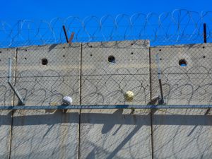 الجدار العنصري اقامته اسرائيل للحد من حرية وحركة الفلسطينيين