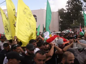تشييع الشهيد جبريل عوض في قرية بدرس غرب رام الله الى مثواه الاخير