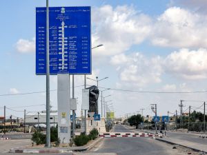 مصر تشرع في اصلاح طرق معبر رفح تمهيدا لفتحه وادخال المساعدات