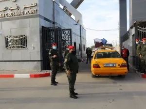  قوات الاحتلال الاسرائيلي قد اعتدت على معبر رفح من الجانبين الفلسطيني والمصري لتعطيل ادخال المساعدات الى القطاع