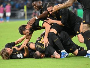 لاعبو ريال مدريد يحتفلون بالهدف الثالث في شباك نابولي (Photo by Alberto PIZZOLI / AFP)