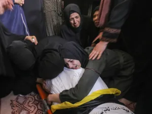 واعلنت وزارة الصحة في غزة ان عدد شهداء مجزرة جباليا قد يناهز العدد الذي سقط في قصف المشفى المعمداني