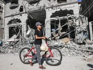 عباس يدعو لوقف فوري للعدوان ويؤكد رفضه قتل المدنيين في الجانبين