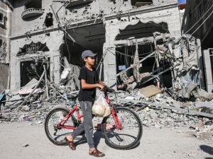 عباس يدعو لوقف فوري للعدوان ويؤكد رفضه قتل المدنيين في الجانبين