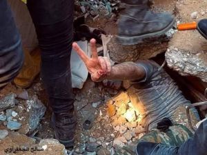 فلسطيني يخرج من تحت الركام