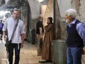 مدني اسرائيلي مدجج بالسلاح في شارع القدس المحتلة