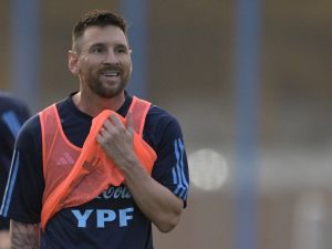ميسي خلال تدريبات منتخب الأرجنتين (Photo by Juan MABROMATA / AFP)