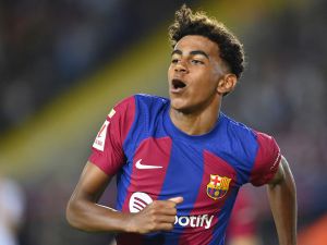 يامين لامال (Photo by Pau BARRENA / AFP)