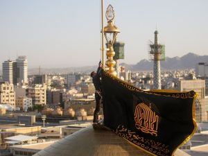 رفع الراية السوداء في مدينة مشهد الإيرانية