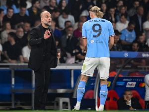 بيب غوارديولا ولاعب مانشستر سيتي إيرلينغ هالاند