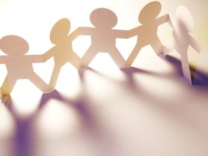 كيف يمكنني إظهار التعاطف مع قضية إنسانية في مكان العمل؟
