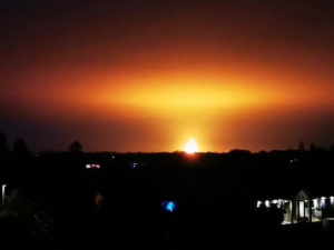 كرة نارية ضخمة تضيء سماء أكسفورد 