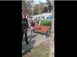 تركي يتغوط أمام السياح 