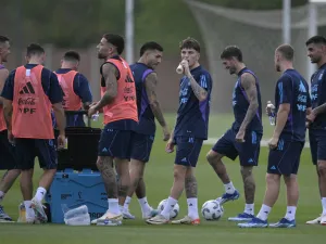 Argentina's footballers take a hydration break during a training session in Ezeiza, Buenos Aires, on October 10, 2023, ahead of FIFA World Cup 2026 qualifier football matches against Paraguay and Peru. (Photo by JUAN MABROMATA / AFP)