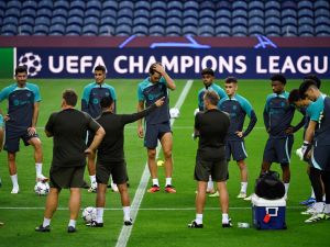 Barcelona's Spanish coach Xavi (C) gives instructions to his players during a training session at the Dragao stadium in Porto, on October 3, 2023, on the eve of the UEFA Champions League 1st round day 2 group H football match between FC Porto and FC Barcelona. (Photo by MIGUEL RIOPA / AFP)