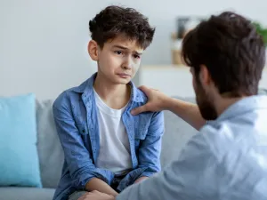 نصائح هامة للتحدث مع الأطفال عن الأزمات السياسية