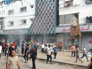 غارة اسرائيلية تستهدف مول أبو دلال في مخيم النصيرات بقطاع غزة