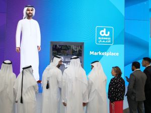 أعلنت دو، التابعة لشركة الإمارات للاتصالات المتكاملة، اليوم عن إطلاق بوابة رقمية هي الأولى من نوعها على مستوى المنطقة، والتي تتيح للعملاء شراء مجموعة واسعة من منتجات وحلول تكنولوجيا المعلومات والاتصالات عبر الإنترنت بغض النظر عن مزود الخدمة الذي يستخدمونه. ويعكس إطلاق السوق الرقمية حرص دو على تسهيل وتمكين وصول العملاء من المؤسسات في القطاعين العام والخاص إلى محفظة متكاملة من أحدث حلول تكنولوجيا المعلومات والاتصالات.  وقال جاسم العوضي، الرئيس التنفيذي لتكنولوجيا المعلومات والاتصالات بالإنابة في دو: "يسرنا إط