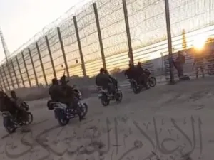 مقاومون فلسطينيون على دراجات نارية يخترقون السياج الحدودي لاقتحام مستوطنات غلاف غزة
