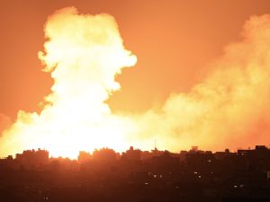 جيش الإحتلال الاسرائيلي يقصف قطاع غزة بعنف